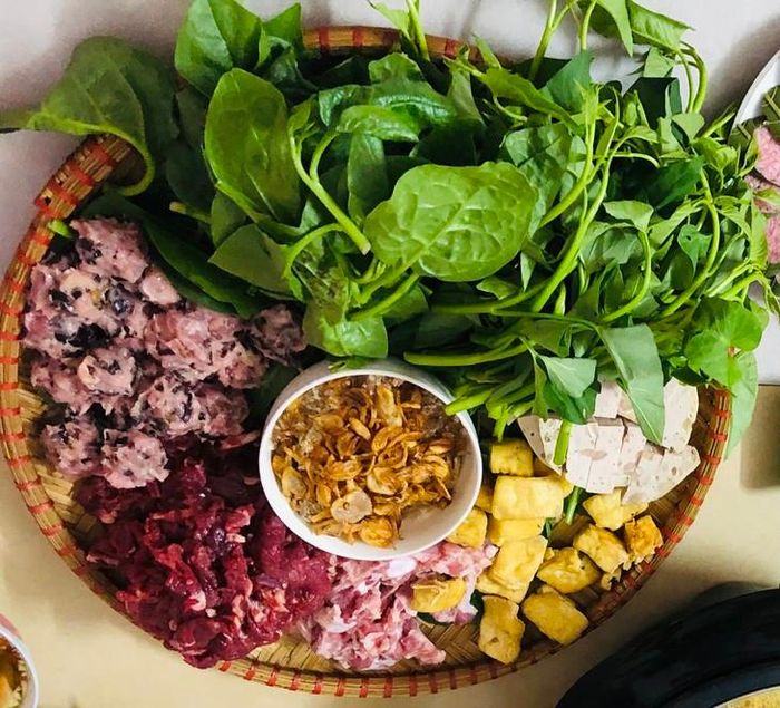 Thịt đỏ cung cấp protein, sắt, kẽm và vitamin B12 nhưng nên được sử dụng với lượng phù hợp, ưu tiên thịt nạc, hạn chế thịt chế biến và đa dạng nguồn đạm trong khẩu phần. Ảnh: Mỹ Hạnh