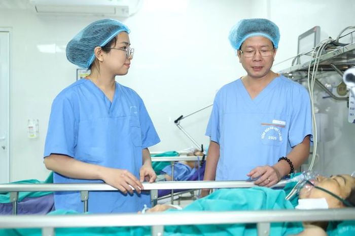 PGS.TS Phạm Quang Minh trực tiếp hướng dẫn BSNT Lê Thị Thanh Trà đánh giá tình trạng phục hồi của bệnh nhân sau mổ.