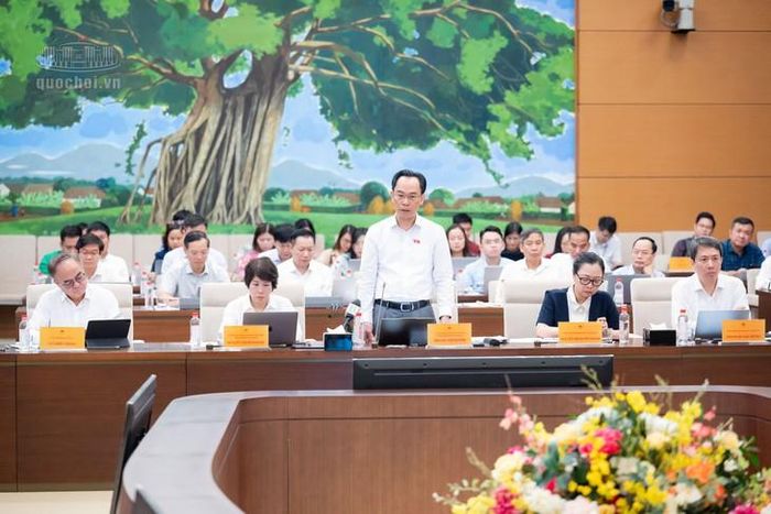Bộ trưởng Bộ GD&ĐT Hoàng Minh Sơn giải trình. Ảnh: Media Quốc hội
