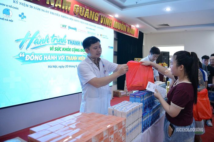 Bác sĩ trao thuốc và hướng dẫn sử dụng cho người dân sau khi hoàn thành khám, tư vấn sức khỏe miễn phí. Ảnh: Tuấn Anh