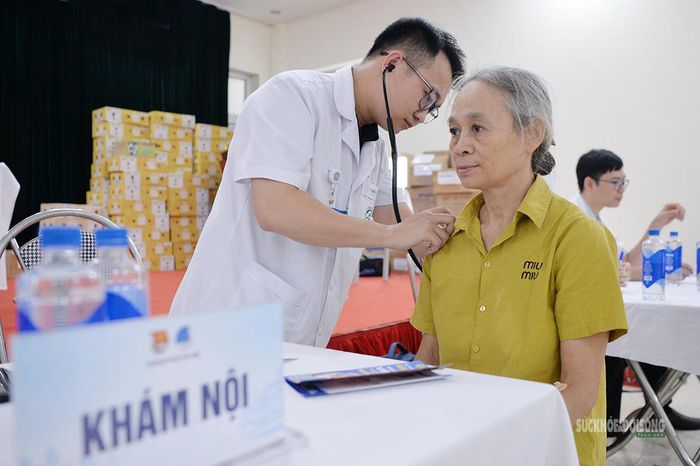 Người dân được kiểm tra khám sàng lọc các chuyên khoa. Ảnh: Tuấn Anh