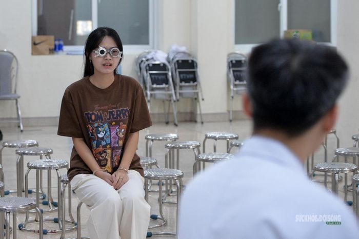 Kiểm tra thị lực trong khuôn khổ chương trình khám sức khỏe miễn phí. Ảnh: Tuấn Anh