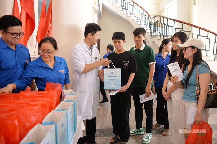 Thanh niên nhận thuốc và quà sau khi hoàn thành các nội dung khám, tư vấn sức khỏe miễn phí. Ảnh: Tuấn Anh