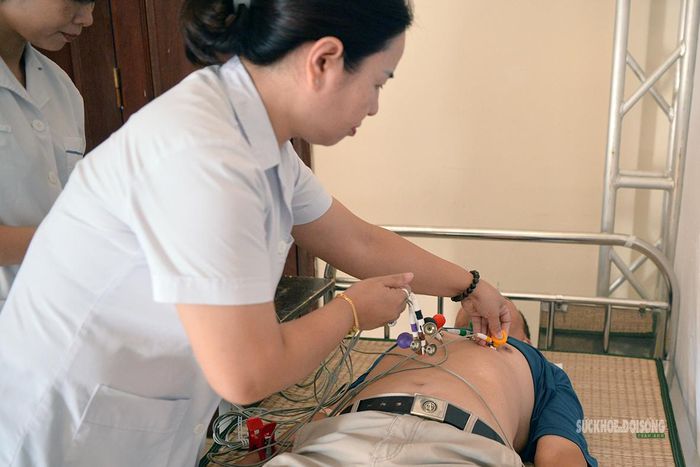 Nhân viên y tế thực hiện điện tim, sàng lọc các nguy cơ tim mạch cho người dân tại chương trình khám sức khỏe miễn phí. Ảnh: Tuấn Anh