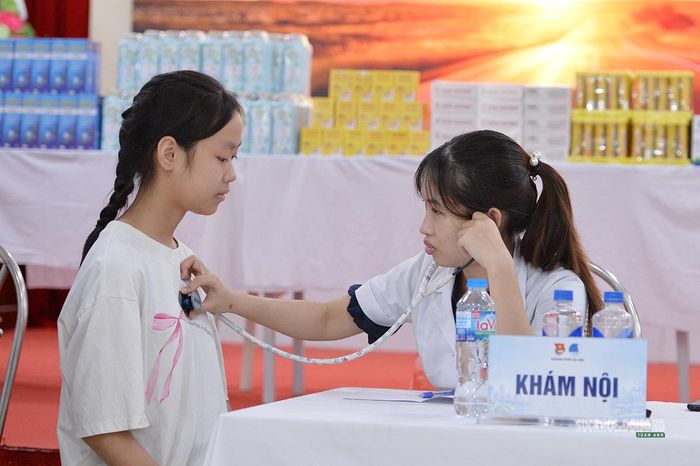 Bàn khám Nội. Ảnh: Tuấn Anh