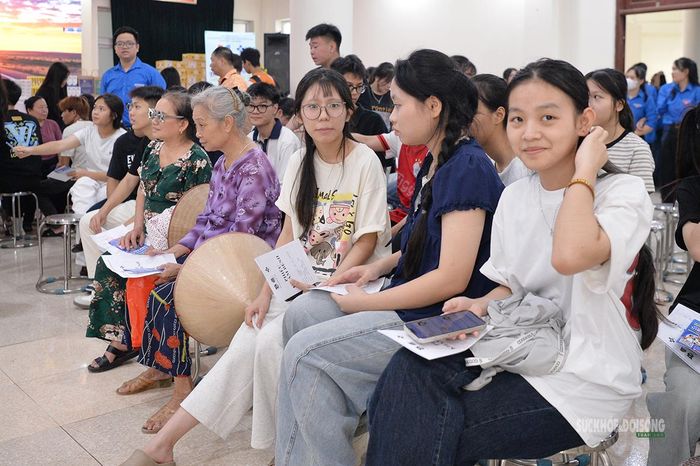 Các bạn trẻ và người dân xã Thường Tín chờ đến lượt khám sức khỏe. Ảnh: Tuấn Anh
