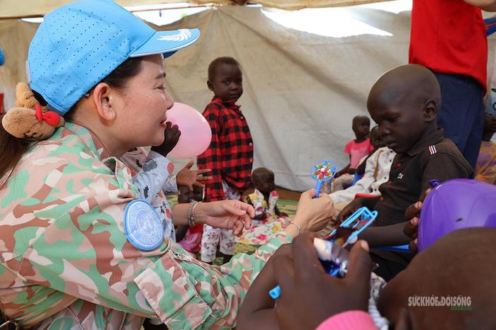 Niềm vui của trẻ em Juba khi nhận những món quà nhỏ từ các chiến sĩ Việt Nam. Ảnh: Văn Giang.