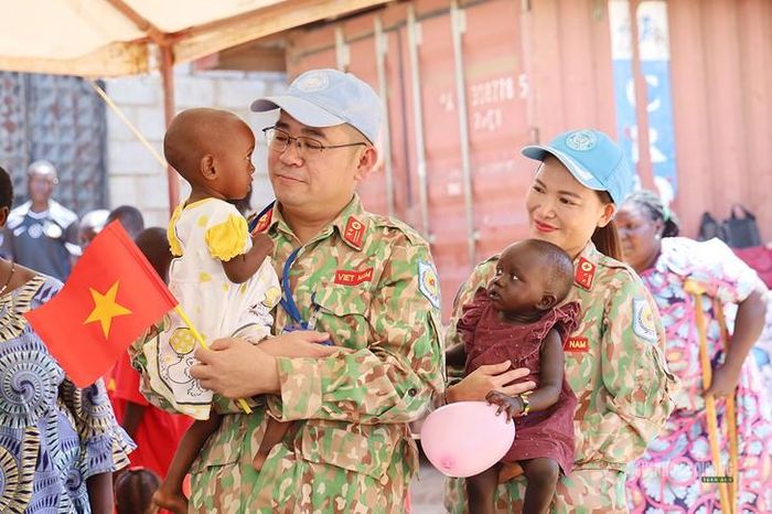 Cán bộ BVDC2.7 dành những vòng tay ấm áp cho trẻ em tại mái ấm St. Clare. Ảnh: Văn Giang.