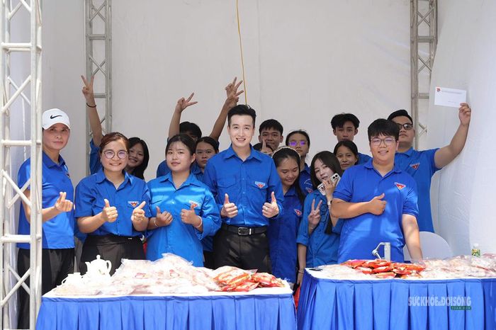 Đoàn viên, thanh niên giao lưu, giới thiệu sản phẩm tại các gian hàng trong khuôn khổ ngày hội. Ảnh: T.Anh