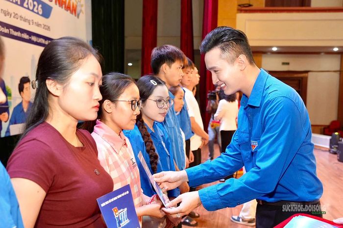 Ban Tổ chức trao những phần quà cho thanh niên công nhân trên địa bàn. Ảnh: Minh Đức