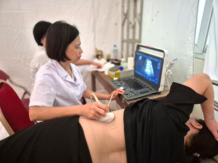 Hoạt động khám bệnh, tư vấn sức khỏe miễn phí tại Ngày hội được nhiều người dân quan tâm. Ảnh: D.Hải.