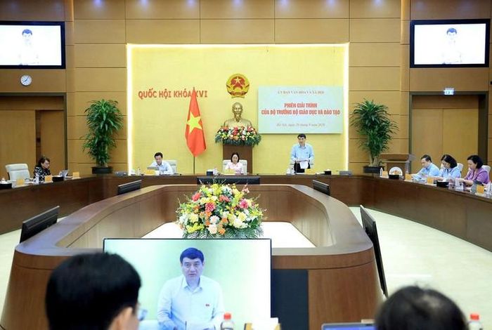 Chủ nhiệm Ủy ban Văn hóa và Xã hội Nguyễn Đắc Vinh phát biểu kết luận Phiên giải trình. Ảnh: Media Quốc hội