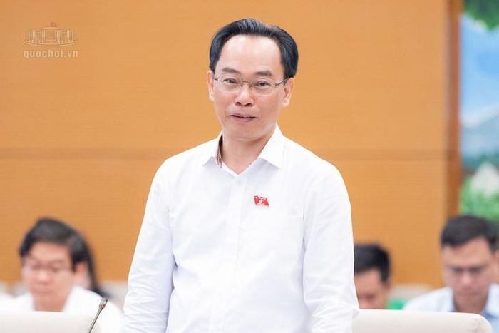 Bộ trưởng Bộ GD&ĐT Hoàng Minh Sơn giải trình. Ảnh: Media Quốc hội
