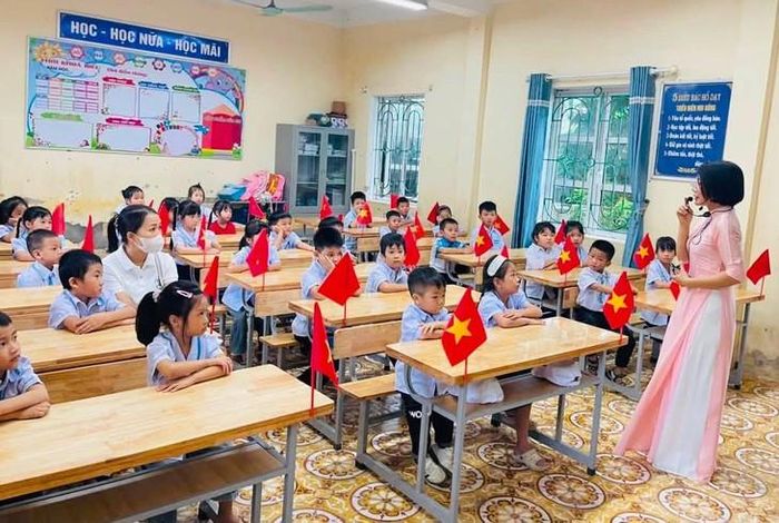 Học sinh lớp 1 trường Tiểu học Tân An 2 (xã Tân An) học nội quy năm học mới. Ảnh: THTA2.