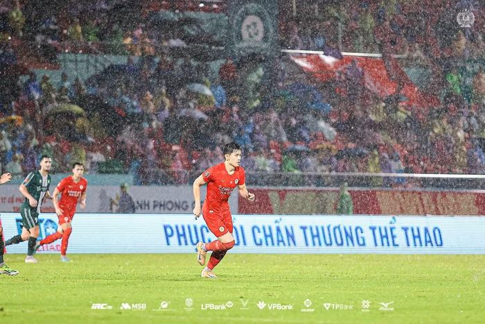 Cầu thủ Đình Bắc liên tục bị phạm lỗi trong trận đấu. (Ảnh: CLB Công an Hà Nội)