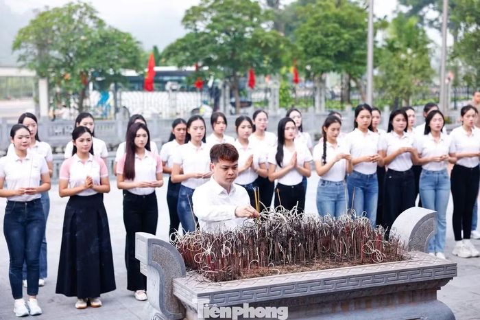 Thí sinh Hoa hậu Việt Nam 2026 thành kính dâng hương tưởng nhớ các vị tiền bối cách mạng tại Tân Trào.