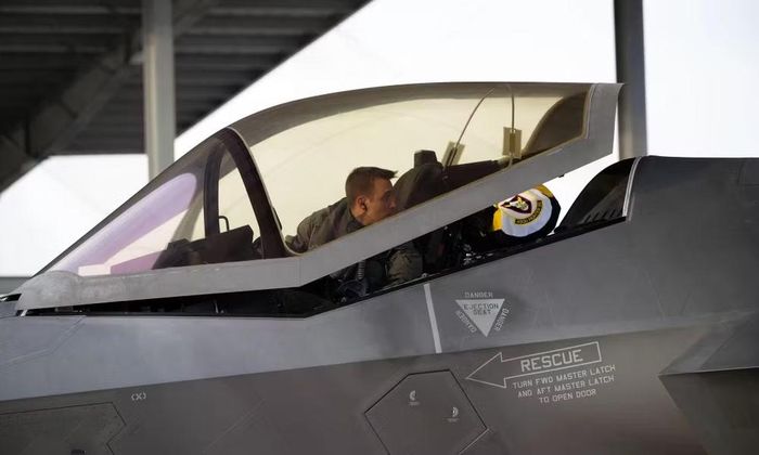 Một trong những linh kiện được cho là nằm trong lô hàng là kính buồng lái của tiêm kích F-35. Bộ phận này được làm bằng nhựa acrylic và phủ vật liệu hấp thụ sóng radar mỏng, trong suốt.