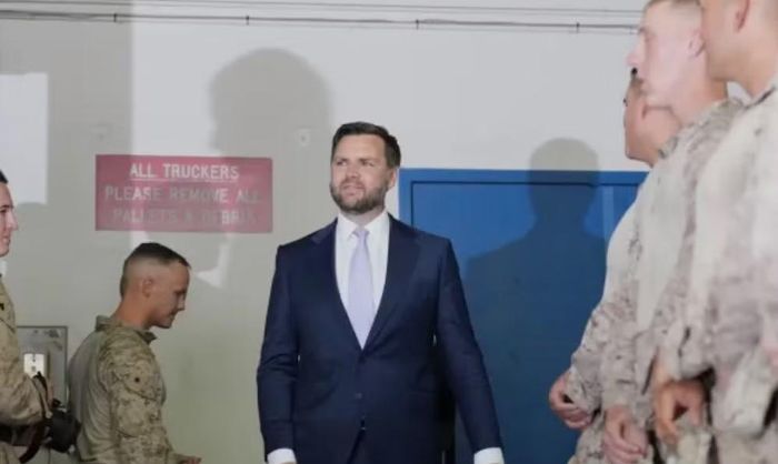 Các cuộc gọi được thực hiện với sự biết trước của Tổng thống Donald Trump, Bộ trưởng Quốc phòng Pete Hegseth, Chủ tịch Hội đồng Tham mưu trưởng Liên quân Dan Caine, Ngoại trưởng kiêm Cố vấn An ninh Quốc gia Marco Rubio và Chánh văn phòng Nhà Trắng Susie Wiles.