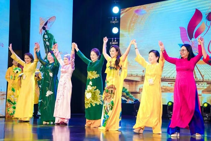 Các đại biểu hào hứng phần khởi với quyết tâm thực hiện các hoạt động hướng đến bảo tồn và quảng bá trang phục truyền thống