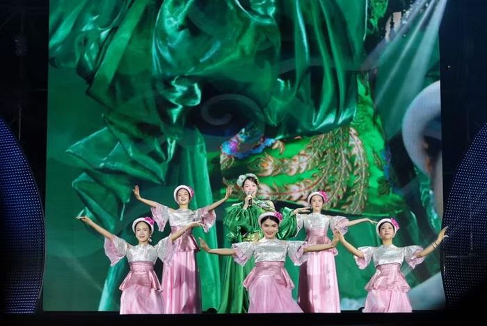 Ca sĩ Minh Ngọc thể hiện ca khúc "Phận gái kén chồng".