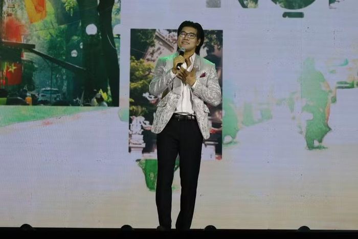 Ca sĩ Tạ Quang Thắng với phần thể hiện hai ca khúc "Trong tôi Hà Nội" và "Sống như những đóa hoa".