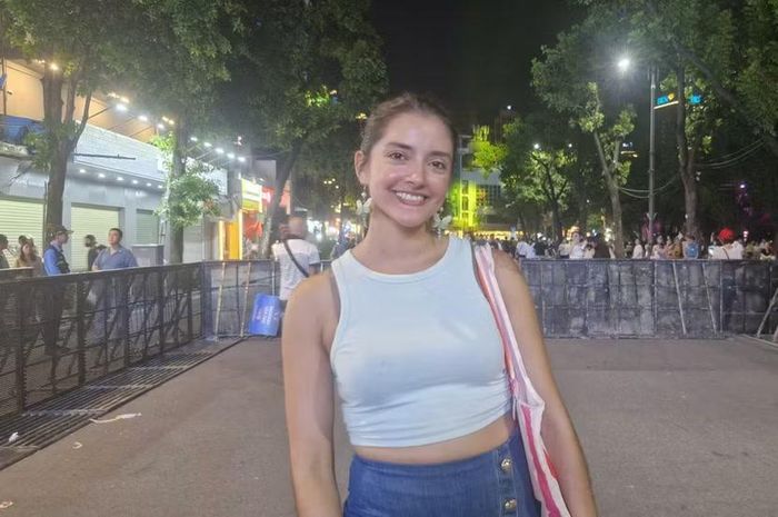 Chị Janelly Martínez thích thú khi được hòa mình vào không khí trong đêm bế mạc Festival Thăng Long - Hà Nội lần thứ II năm 2026.