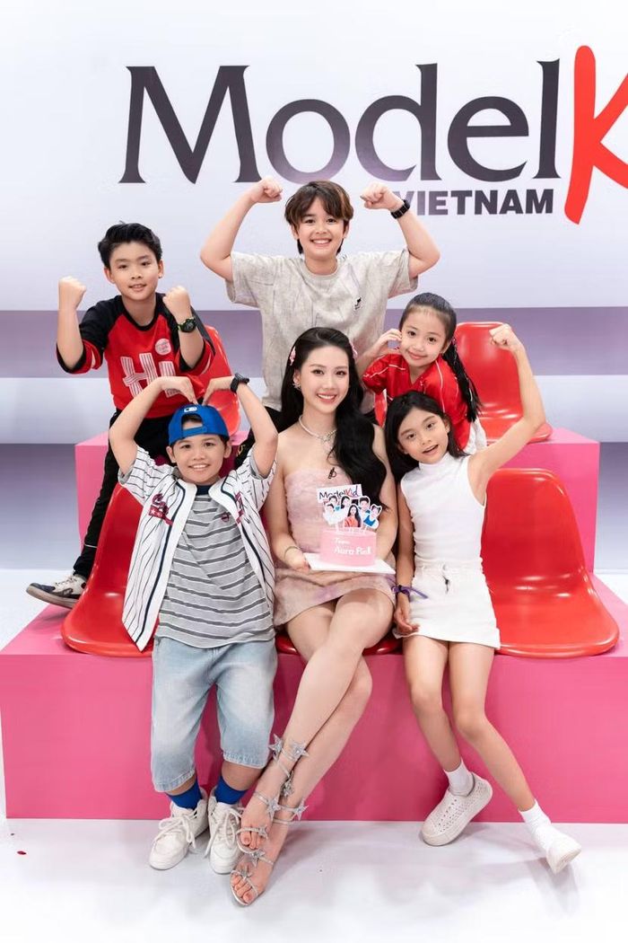 Về đích thứ hai là đội của huấn luyện viên Bùi Quỳnh Hoa với các thành viên_ Vũ Bảo Nam (Jacob), Diệp Hưng Thịnh, Nguyễn Mộc Lam Anh, Lê Nhật Mai Khuê và Hoàng Gia Nguyễn