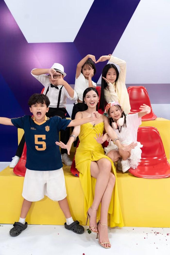 “Thế giới mặt trời nhỏ” của huấn luyện viên Quỳnh Anh cũng đã hoàn thành đội hình với 5 cái tên sáng giá gồm_ Hà Trần Tuệ Lam, Nguyễn Hoàng Khôi Vỹ, Trần Ngọc Anh, Nguyễn Đặng