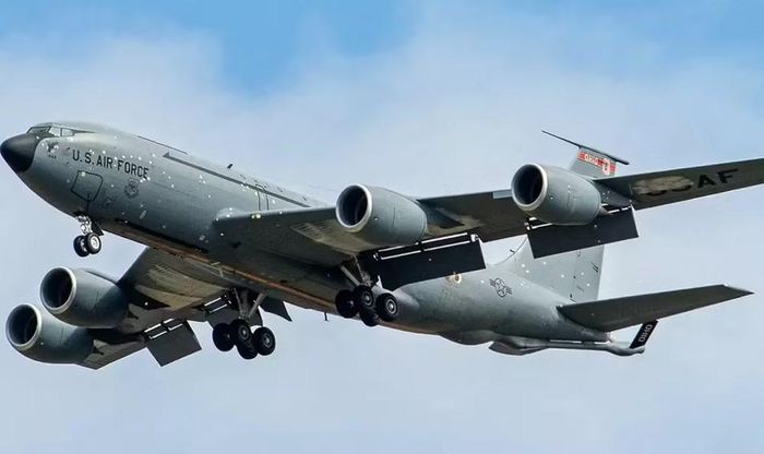 Tình huống khẩn cấp diễn ra khi chiếc KC-135 đang chuẩn bị cất cánh làm nhiệm vụ thì cảnh báo tập kích vang lên. Tổ lái và nhân viên kỹ thuật lập tức rời máy bay, chạy vào hầm trú ẩn.