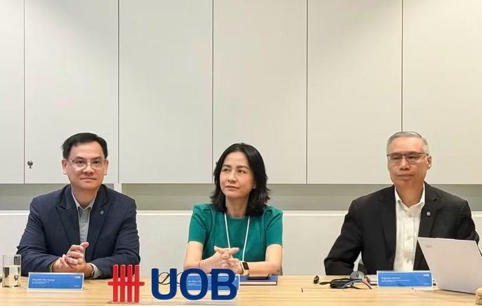 Ông Đinh Đức Quang (trái) và ông Suan Teck Kin (phải)