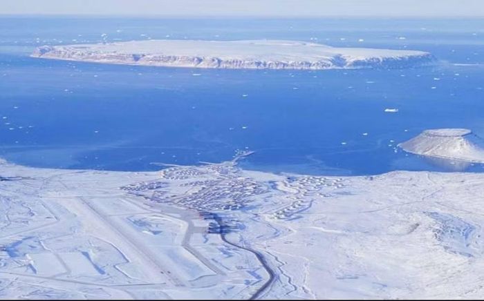 Mỹ vốn có hiện diện quân sự tại Greenland từ nhiều thập niên trước. Hiệp ước phòng thủ Mỹ - Đan Mạch năm 1951 tạo cơ sở cho Washington sử dụng các khu vực quân sự trên hòn đảo.