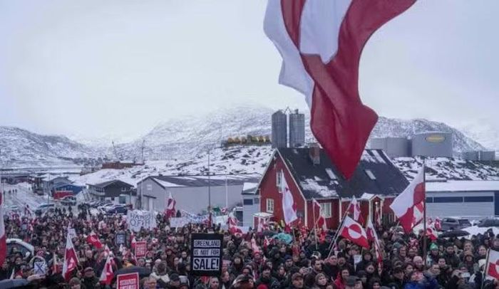 Greenland là hòn đảo lớn nhất thế giới, nằm giữa Bắc Đại Tây Dương và Bắc Băng Dương. Vị trí của hòn đảo nằm gần các tuyến hàng hải và không phận nối Bắc Mỹ với châu Âu, đồng thời Greenland sở hữu nhiều tài nguyên khoáng sản quan trọng.