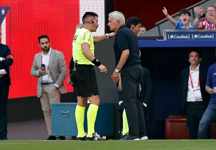 HLV phản ứng với trọng tài trong trận derby Madrid (Ảnh: AS)