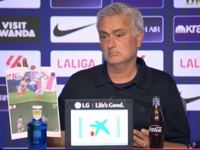 HLV Mourinho trưng ảnh, tố trọng tài bỏ qua 2 thẻ đỏ ở derby Madrid (Ảnh: AS)