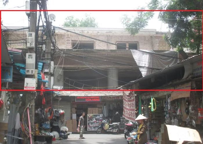 Nhà quàn trong khu tập thể Nguyễn Công Trứ (phần khung đỏ phía sau), phía trước đã bị các kios kinh doanh che kín mặt tiền. Hiện tại đang được phủ bạt sửa chữa