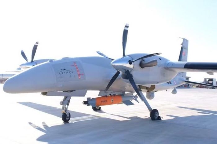 Nhưng bất chấp những gì còn tồn tại, UAV Bayraktar Akinci cùng với các loại vũ khí đi kèm vẫn thu hút được nhiều sự quan tâm từ khách hàng trên khắp thế giới, điển hình như mới đây Indonesia đã mua một lô máy bay không người lái này kèm theo nhiều loại vũ khí.