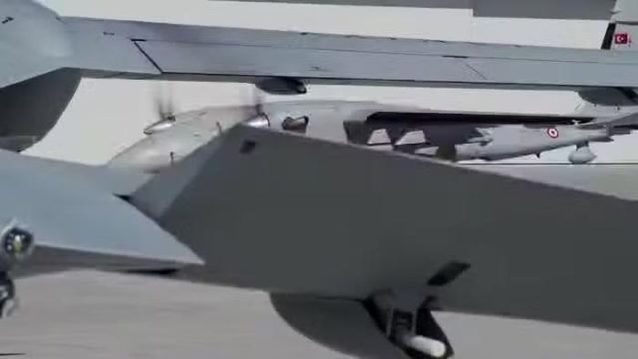 Đoạn video về cuộc thử nghiệm vũ khí cũng đã được công bố, nhưng cần lưu ý, cự ly này mới chỉ bằng một nửa tầm bắn mà các nhà phát triển tên lửa IHA-300 đã công bố cách đây một năm trong một bài thuyết trình tại Triển lãm IDEF-2025.