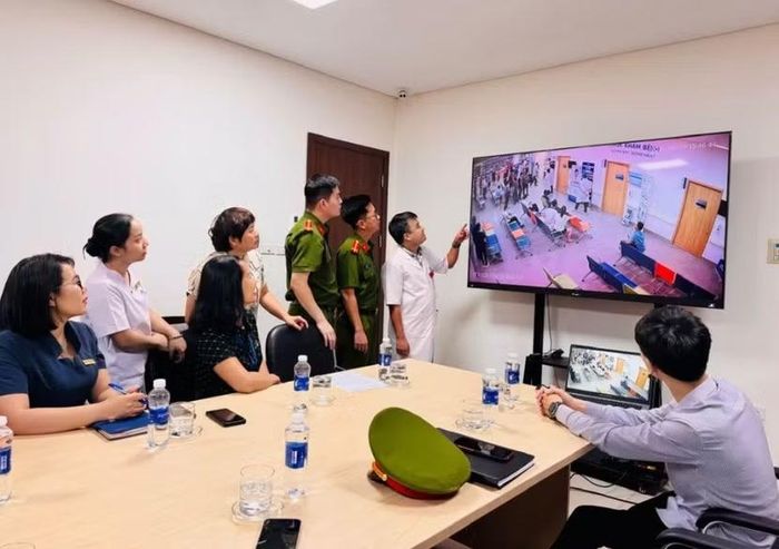 Công an phường Vĩnh Phúc làm việc với Bệnh viện Hữu nghị Lạc Việt kiểm tra camera sự việc xảy ra ngày 17/9.