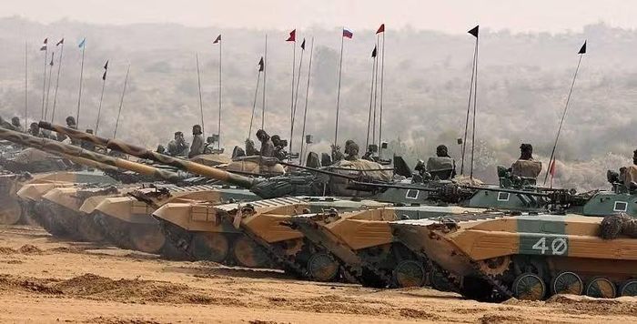 Ấn Độ khéo léo cân bằng giữa phương Tây và phương Đông. Chương trình Atma Nirbhar Bharat (Tự lực cánh sinh) đã cho phép nước này đa dạng hóa lực lượng vũ trang của mình thông qua tiêm kích Rafale của Pháp, tàu ngầm của Đức và máy bay không người lái của Mỹ.