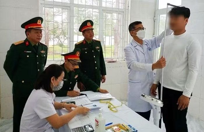 Khám nghĩa vụ quân sự cho công dân. Ảnh: Hồng Văn