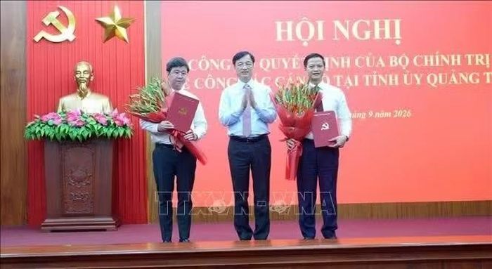 Trưởng Trưởng Ban Tổ chức Trung ương Nguyễn Duy Ngọc trao Quyết định của Bộ Chính trị và tặng hoa chúc mừng các đồng chí Vương Quốc Tuấn và Bùi Hoàng Phương.