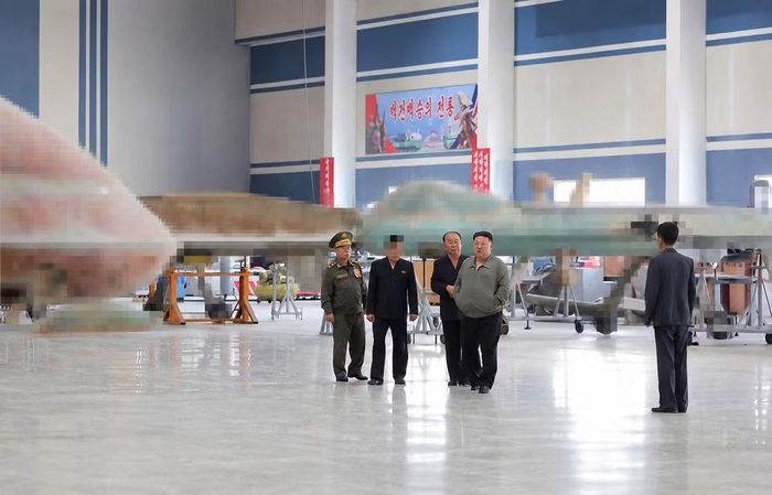 Những bức ảnh này được hãng thông tấn nhà nước KCNA công bố sau chuyến thăm của Chủ tịch Kim Jong-un tới một số doanh nghiệp công nghiệp quốc phòng từ ngày 16/9 đến 18/9.