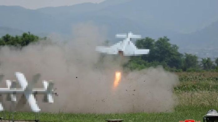Bình Nhưỡng lần đầu tiên giới thiệu loại máy bay không người lái này vào tháng 8/2024. Thời điểm đó, truyền thông nhà nước Triều Tiên đã trình chiếu các cuộc thử nghiệm một số loại UAV tấn công, trong đó có một chiếc trông khá giống với thiết kế Harop của Israel.