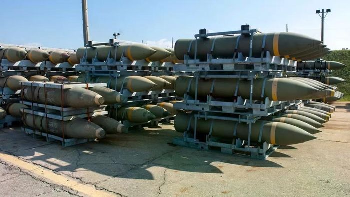 Vào tháng 2/2025, Bộ Ngoại giao Mỹ đã chính thức phê duyệt khả năng bán cho Israel 35.529 quả bom Mk 84 hoặc BLU-117 và 4.000 đầu đạn xuyên giáp I-2000 với tổng giá trị 2,04 tỷ USD.