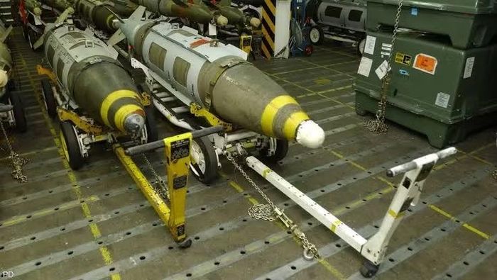 Đáng chú ý là việc lắp đặt bộ cánh đuôi JDAM với hệ thống dẫn hướng vệ tinh quán tính có tác dụng biến một quả bom không điều khiển thành loại đạn dược hàng không có độ chính xác cao.
