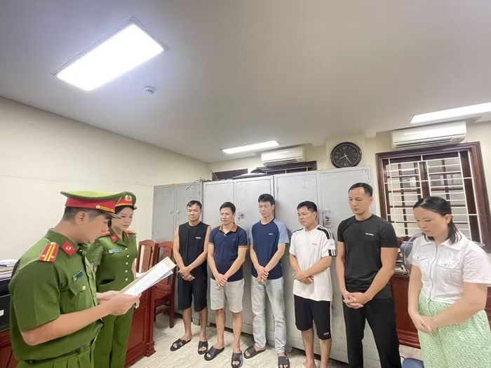 Cơ quan Cảnh sát điều tra Công an tỉnh Thanh Hoá tống đạt quyết định khởi tố đối với các đối tượng liên quan