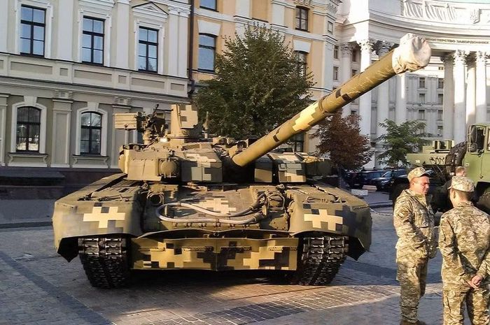 Bên cạnh chiếc T-84, Ukraine còn có một dòng chiến xa hiện đại hơn đó là T-84T Oplot, mặc dù vậy số lượng rất nhỏ và hiện đã không còn được tiếp tục sản xuất do các cơ sở lắp ráp bị hư hại nặng nề.