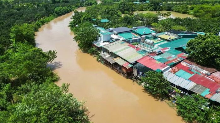 Tại những khúc cua, dải xưởng tôn kéo dài hàng trăm mét bám rịt lấy bờ bãi. Dòng chảy bị ép nghẹt, thu hẹp đáng kể so với mặt cắt tự nhiên.