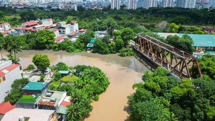 Sự lấn chiếm đồng loạt ở cả hai bên bờ khiến dòng chảy sông Nhuệ thoi thóp, mất dần khả năng tiêu thoát nước tự nhiên.