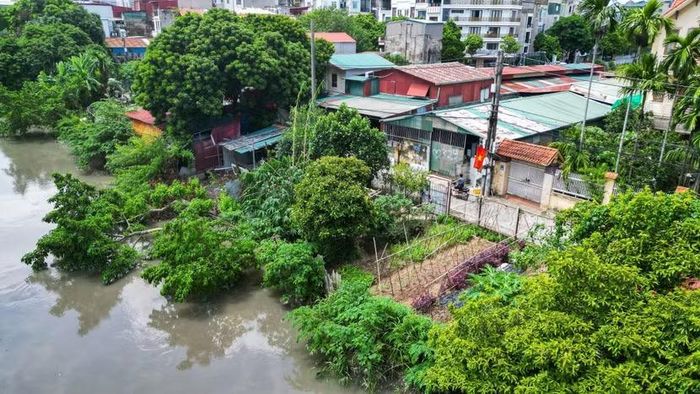 Những khoảnh đất hiếm hoi chưa bị lợp tôn...